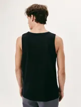 Musculosa azul de corte clásico, con cuello redondo y sisas amplias.