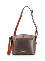 Bandolera color peltre con correa de cuero marrón ajustable y bolsillo externo con cierre.