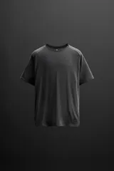 Camiseta deportiva negra de cuello redondo y manga corta, confeccionada en tejido ligero y elástico con estructura. Incluye logo estampado en el bajo.