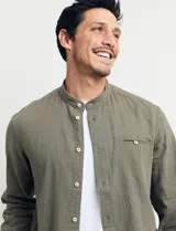 Camisa de lino color beige, de cuello mao y manga larga.