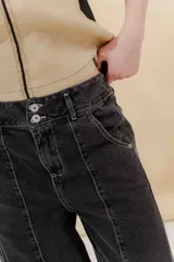 Pantalón de jean azul con corte sastrero de tiro medio bajo confeccionado en 100% algodón. Presenta cortes en los costados, dos bolsillos delanteros y dos traseros.