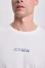 Remera blanca de manga corta con estampado azul de R2-D2 en la espalda.