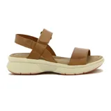 Sandalias de cuero color marrón claro, con plataforma blanca y suela color ladrillo. Tiene una tira ancha sobre los dedos y una pulsera con velcro en el tobillo.