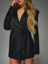 Minivestido negro con corte tipo blazer, escote en pico y lazo lateral.