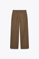 Pantalón marrón de corte recto, tiro medio, con bolsillos delanteros y traseros.