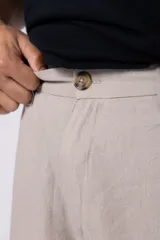 Bermudas color beige de lino, con cintura elástica y bolsillos laterales.