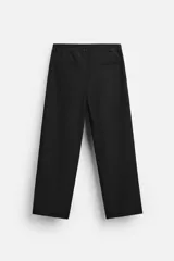 Pantalón negro de corte recto con cintura elástica, bolsillos delanteros y traseros. Cierre frontal con cremallera y botón.