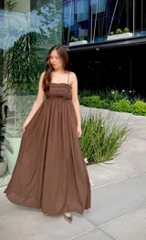 Vestido largo color marrón chocolate, con breteles finos, escote recto y falda amplia con frunce en la cintura.