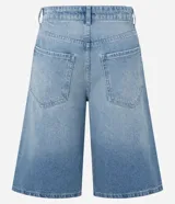 Bermuda femenina de jeans, modelo jorts, con trabillas en la cintura y bolsillos.