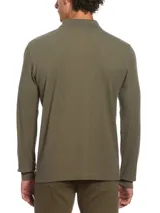 Polo de manga larga color verde oliva confeccionado en tejido de piqué de algodón orgánico. Presenta cuello clásico, tapeta con dos botones y logo de pingüino bordado en el pecho.