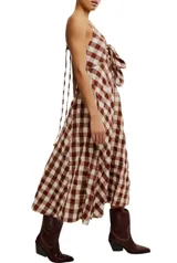 Vestido midi marrón y blanco a cuadros, con breteles finos, escote con nudo y abertura lateral.