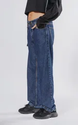Pantalón de denim azul con cinco bolsillos y corte wide leg.