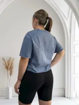 Remera celeste con efecto acid wash, corte holgado y mangas cortas.