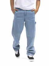 Pantalón jean celeste de corte amplio, estilo carpintero, con bolsillos laterales y traseros.