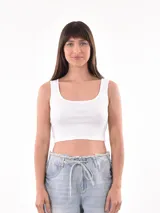 Musculosa blanca de algodón con breteles anchos y escote cuadrado.
