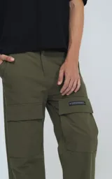 Pantalón cargo verde militar de corte recto y tiro alto, con bolsillos laterales con solapa y etiqueta con logo en la pierna.