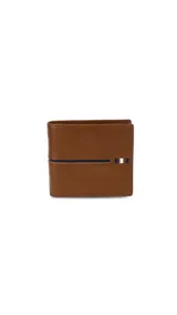 Billetera de cuero color marrón con volante central, doble visor transparente para documentos y doble compartimento para billetes.