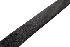 Corbata color marrón con estampado de flores pequeñas en amarillo y celeste. Incluye pañuelo de bolsillo a juego.