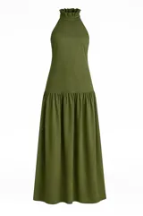 Vestido largo verde con escote halter, espalda baja, volado en el cuello y volado en la cadera. Confeccionado en tela cupro simil agamuzado.