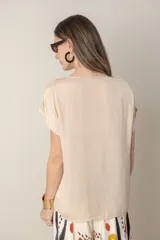 Blusa fucsia de seda con escote en V y mangas cortas.