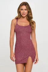 Vestido corto ajustado al cuerpo, color borgoña con glitter, breteles finos y tajo lateral.