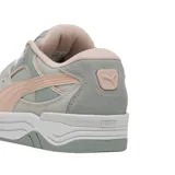Championes urbanos Puma modelo 180, color beige con detalles en blanco, confeccionados en gamuza y malla, con logo Puma en los laterales.