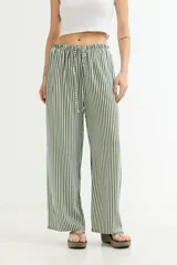 Pantalón palazzo de algodón a rayas verticales blancas y negras, con cintura alta y cordón ajustable.