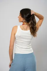 Musculosa blanca de rib 100% algodón con logo JOSÉPHINE bordado en el frente.
