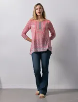 Blusa de modal estampada marca Ruby Rd, con apliques de brillos en el frente y mangas tres cuartos.
