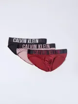Pack de tres slips Calvin Klein de microfibra en color negro, rosa y rojo, con cintura elástica con el logo de la marca.
