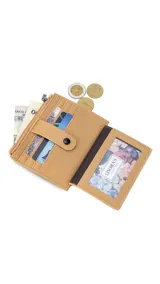 Tarjetero negro de símil cuero con presilla frontal y capacidad para 11 tarjetas. Incluye un visor transparente y un bolsillo con cierre para monedas o billetes.