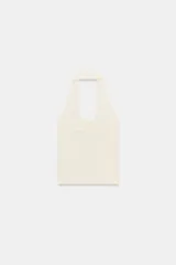 Musculosa roja de punto con cuello halter y escote redondo.