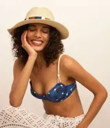 Sombrero tipo panamá de paja color beige, con cinta decorativa alrededor de la copa.