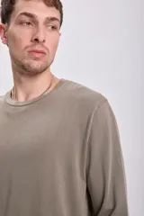 Remera manga larga color visón con efecto lavado.