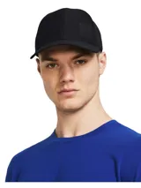 Gorro deportivo negro de Under Armour, modelo Armourvent Stretch. Confeccionado con tejido transpirable y paneles de ventilación para mantener la cabeza fresca. Presenta logo de la marca en el frente.