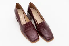 Zapato de cuero color beige con textura croco, taco cuadrado y detalle de apliques dorados.