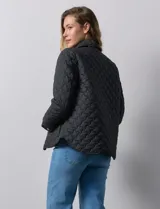 Campera capitoneada negra marca Weatherproof, con cuello con solapa, abertura central con botones metálicos, bolsillos delanteros y forro interno a tono.