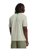 Remera deportiva Under Armour Train Anywhere de hombre, color verde con logo en el pecho.