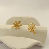 Par de aros con forma de langosta, de acero quirúrgico hipoalergénico con baño de oro de 18K.