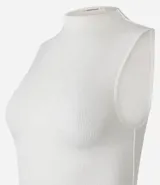 Blusa sin mangas en viscosa color blanco, con cuello alto y textura acanalada.