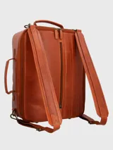 Mochila convertible para cámara fotográfica de cuero natural color marrón. Puede utilizarse como mochila y maletín. Cuenta con compartimento principal con cierre cremallera, bolsillo frontal con cierre, bolsillo trasero con cierre cremallera y fuelle para guardar una cámara fotográfica, bolsillo interior con cierre, bolsillos y compartimentos interiores para guardar accesorios, correas ajustables y removible y forro interior 100% poliéster reciclado.