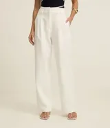 Pantalón pantalona de corte sastrero color blanco, con trabillas en la cintura y pliegues delanteros.
