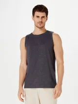 Musculosa azul de corte clásico, con cuello redondo y sisas amplias.