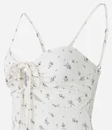 Vestido midi de punto acanalado color crema con estampado floral, breteles finos y escote fruncido con lazo.