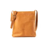 Bandolera rectangular color camel de cuero legítimo, con correa regulable, acceso con botón imantado y herrajes dorados.