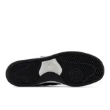 Championes New Balance modelo 480 para hombre, en colores negro y blanco. Inspirados en los zapatos de baloncesto clásicos de las décadas de 1980 y 1990. Confeccionados en gamuza, cuero y malla, con entresuela FuelCell y puntera reforzada.