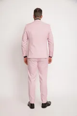 Traje de tres piezas color crema, compuesto por saco, chaleco y pantalón de corte slim fit. Incluye pañuelo de bolsillo estampado.