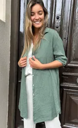 Sobrecamisa verde militar de lino con corte recto, cuello camisero y mangas largas.