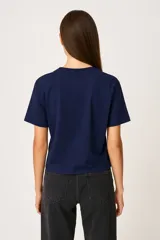 Remera verde oliva de algodón con cuello redondo y estampado de langosta y palmera en color rosa.