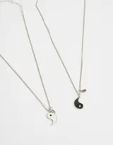 Set de dos collares dorados con dijes de yin yang esmaltados en blanco y negro, con detalle de strass y dije con la inscripción "BFF".